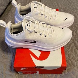 Nike Axis Air Max shoes. Youth 7